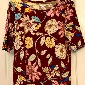 LulaRoe women’s T-shirt size XLarge.